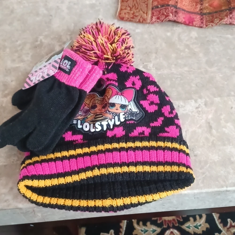 - - Girls surprise hat and cloves